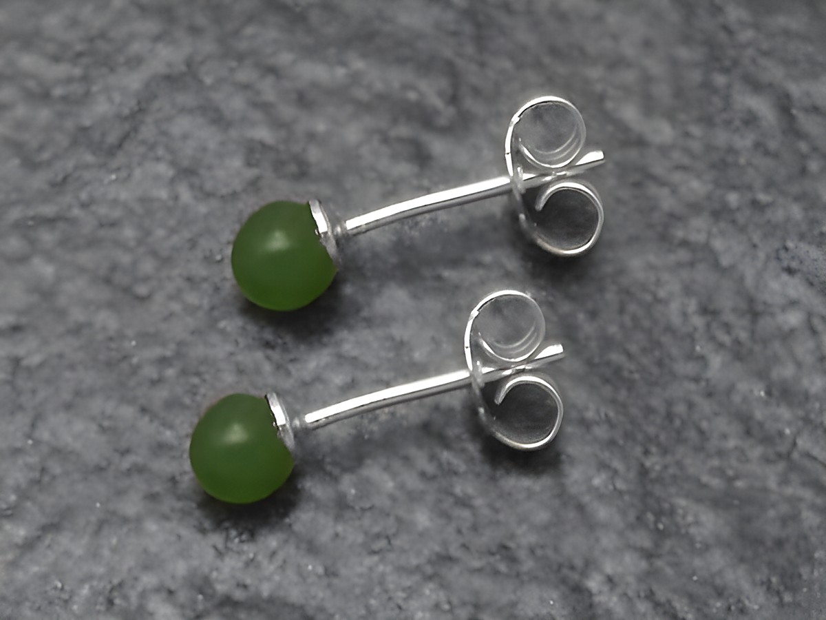 Silber Ohrring aus Echt Silber mit echtem Jade Stein 4mm, schlichte und elegante Form, perfekt für jeden Anlass, Hersteller Juwelier Harnisch, idealer Schmuck für stilbewusste Frauen.