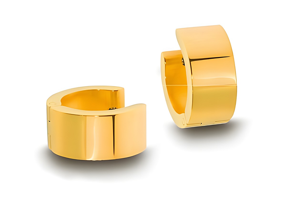 Edelstahl Creolen poliert in Goldfarben mit einem Durchmesser von 1,5 cm und einer Breite von 7 mm, hergestellt von Juwelier Harnisch.