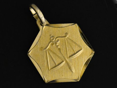 Ein runder und eckiger Goldanhänger aus 333er Gold mit dem Sternzeichen Waage, verziert mit einer Darstellung der Waage. Hergestellt von Juwelier Harnisch.