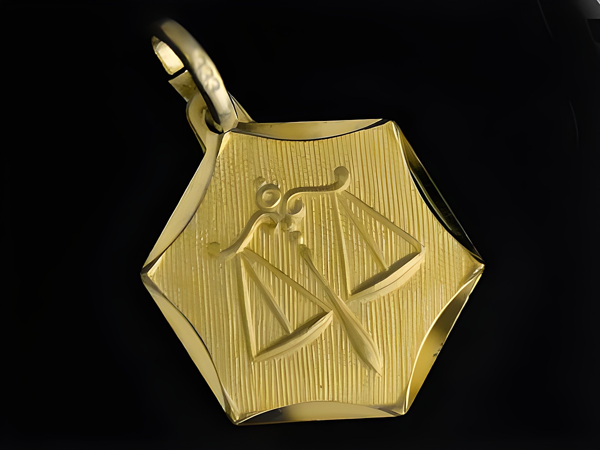Ein runder und eckiger Goldanhänger aus 333er Gold mit dem Sternzeichen Waage, verziert mit einer Darstellung der Waage. Hergestellt von Juwelier Harnisch.