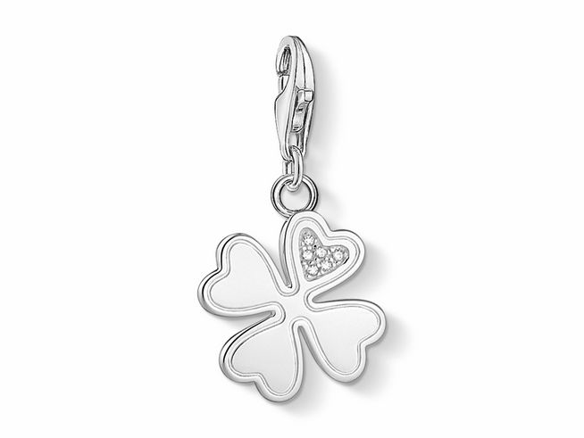 Charm-Anhänger Kleeblatt aus Sterling Silber mit Zirkonia, hergestellt von Thomas Sabo, symbolisiert Glück und wird als Glücksbringer getragen.