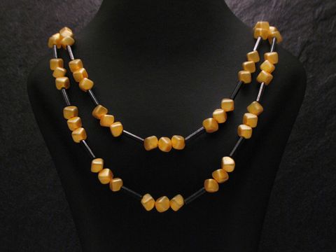 Zweireihige Kette eckige Perlen neu in Gelb, hergestellt von Juwelier Harnisch, Perlenketten. Die Kette kombiniert farbige und metallische Elemente für ein elegantes Design.