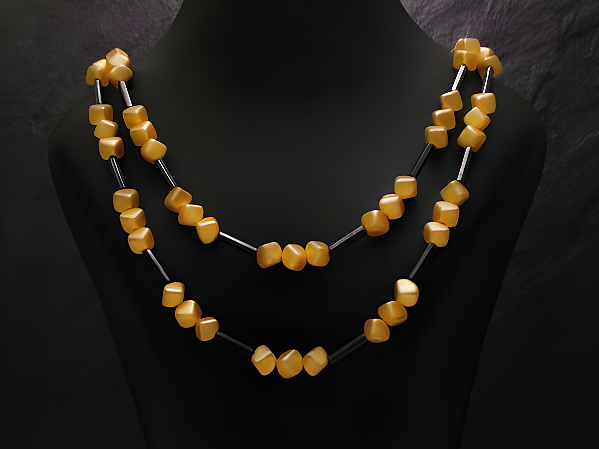 Zweireihige Kette eckige Perlen neu in Gelb, hergestellt von Juwelier Harnisch, Perlenketten. Die Kette kombiniert farbige und metallische Elemente für ein elegantes Design.