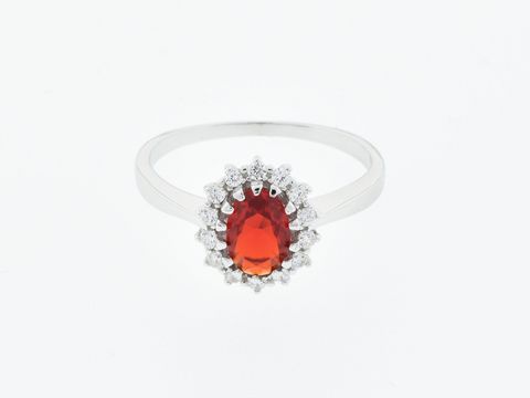 Silber Ring mit ovalem Zirkonia in rot, umgeben von klaren Zirkonias, aus Sterling Silber, Größe 52, Blickfang, hergestellt von Juwelier Harnisch.