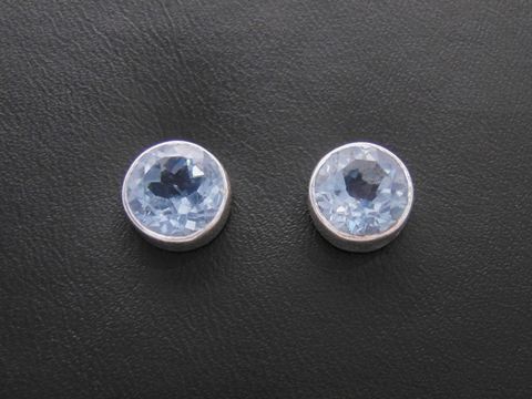 Runde Blautopas Ohrstecker aus Sterling Silber vom Juwelier Harnisch, elegant und funkelnd, ideales Accessoire für jeden Anlass.