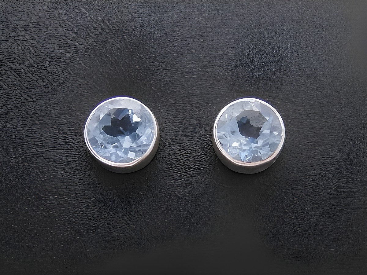 Runde Blautopas Ohrstecker aus Sterling Silber vom Juwelier Harnisch, elegant und funkelnd, ideales Accessoire für jeden Anlass.