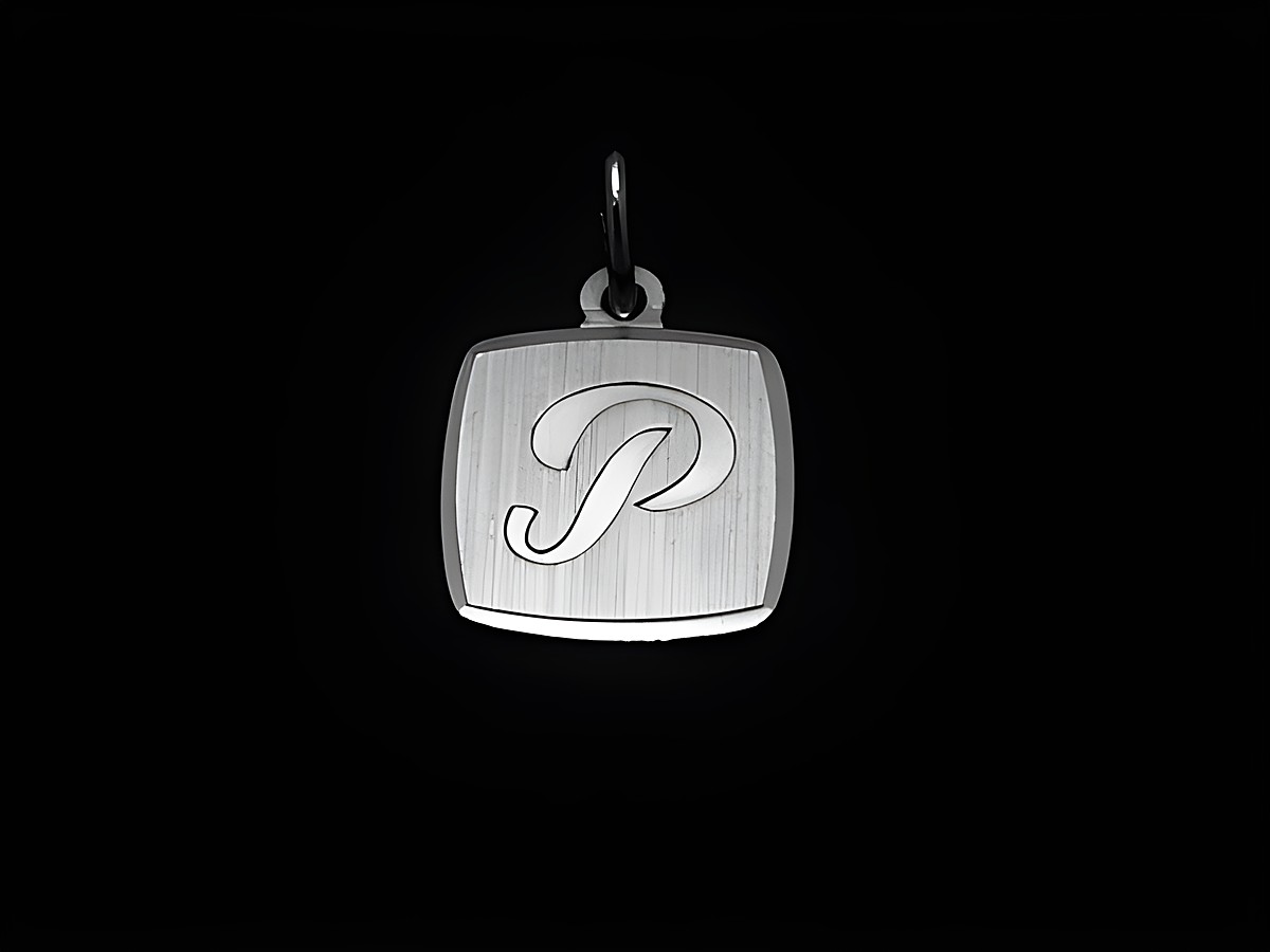 Buchstabe P Anhänger aus rhodiniertem Sterling Silber, mattiert, Hersteller Juwelier Harnisch, elegantes Design mit geschwungener Schrift. Ideal als persönliches Schmuckstück.