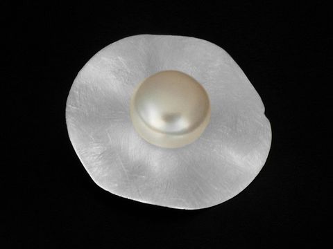 30981-0 Silber Anhänger in kreisförmiger Form mit mattierter Oberfläche und Zuchtperle in der Mitte, traumhaft gefertigt vom Juwelier Harnisch, ideal für elegante Ausdrücke.