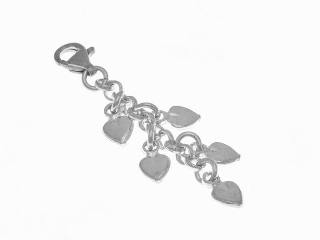 Charmanhänger aus poliertem Sterling Silber mit fünf kleinen Herzen, verbunden durch geschlossene Ösen und einem praktischem Verschluss, hergestellt von Juwelier Harnisch.