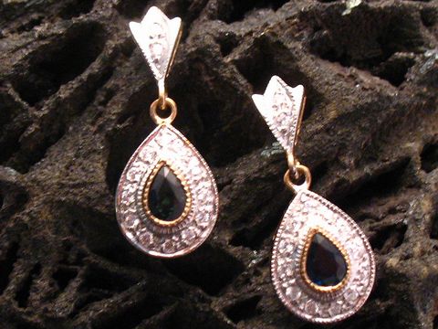 Edel Gold Ohrhänger mit Safir und Zirkonia in bicolor von Juwelier Harnisch, feminine Ohrhänger mit feinem Stein in tropfenförmigem Design.