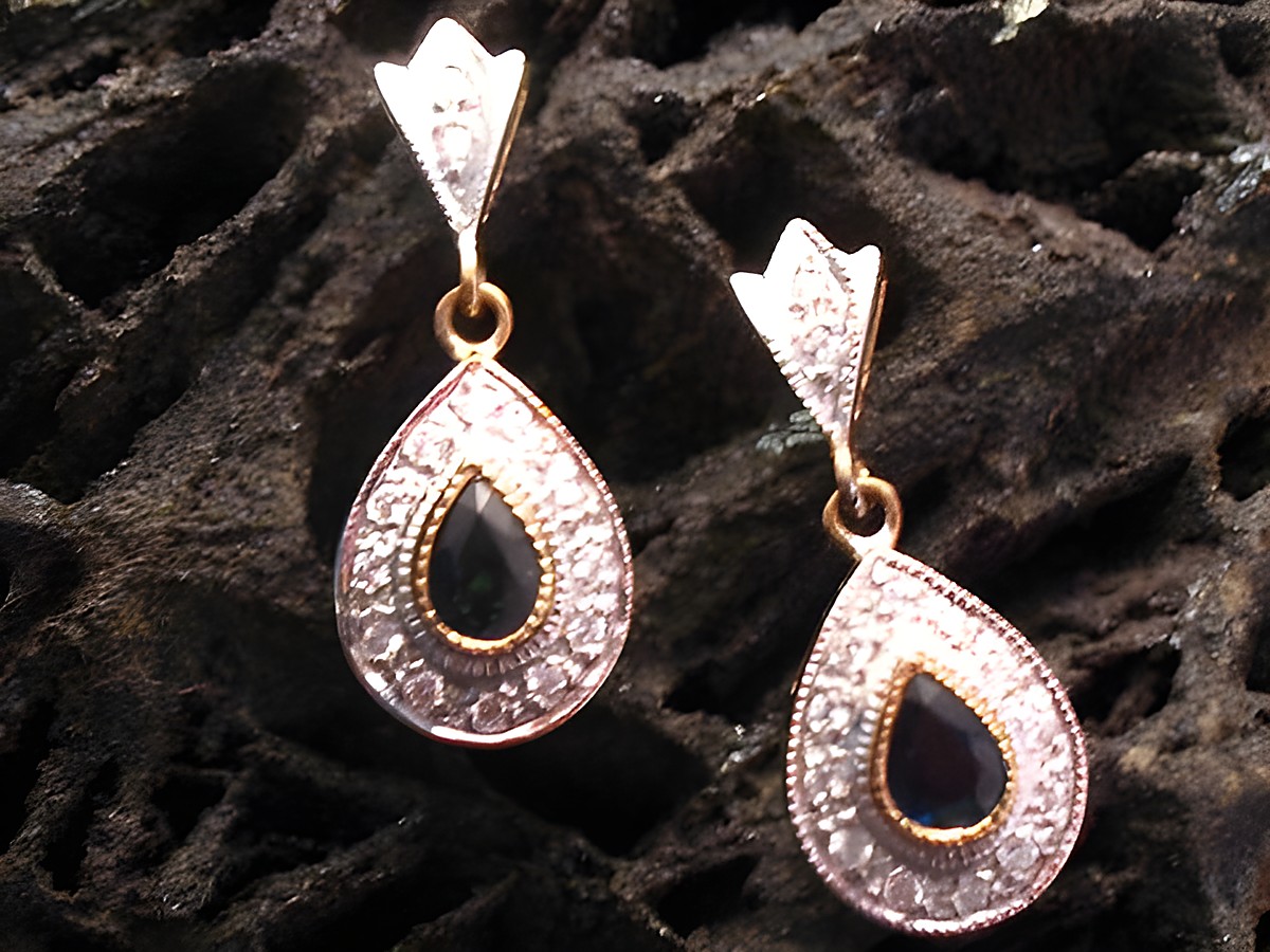 Edel Gold Ohrhänger mit Safir und Zirkonia in bicolor von Juwelier Harnisch, feminine Ohrhänger mit feinem Stein in tropfenförmigem Design.