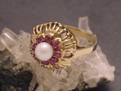 Goldring königlich Gold 333 mit Rubinen und Zuchtperle Größe 55,5 Hersteller Juwelier Harnisch bis Größe 56/18. Elegantes Design und hochwertige Materialien.