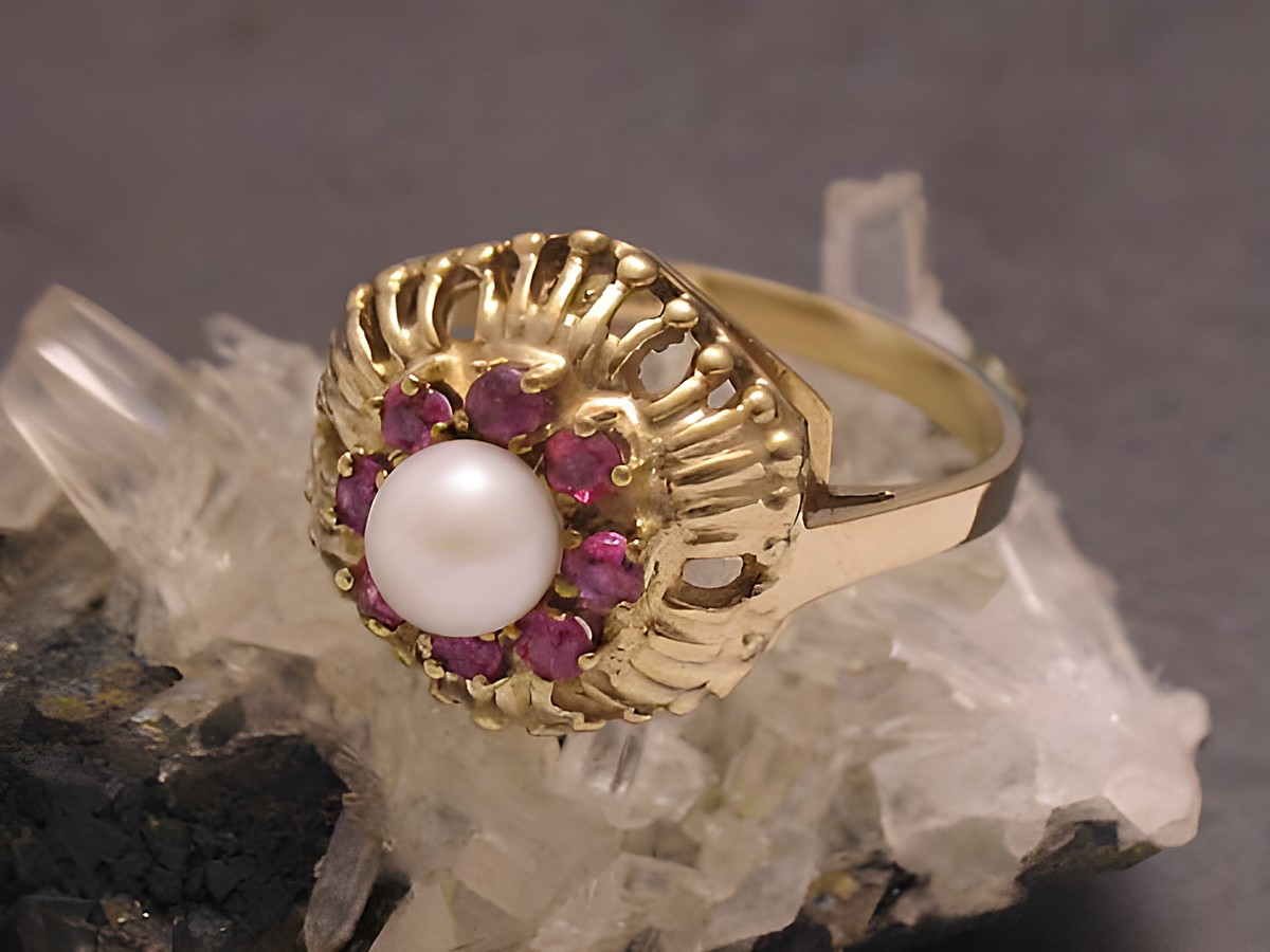 Goldring königlich Gold 333 mit Rubinen und Zuchtperle Größe 55,5 Hersteller Juwelier Harnisch bis Größe 56/18. Elegantes Design und hochwertige Materialien.
