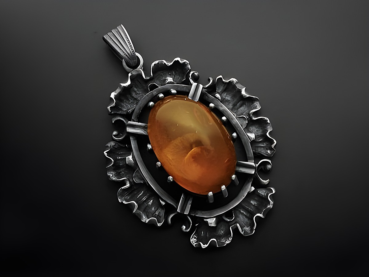 Anhänger echt Silber im ovalen vintage Look mit Bernstein, gefertigt vom Juwelier Harnisch. Der Anhänger zeigt ein kunstvolles Design und eine warme Bernsteinfarbe.