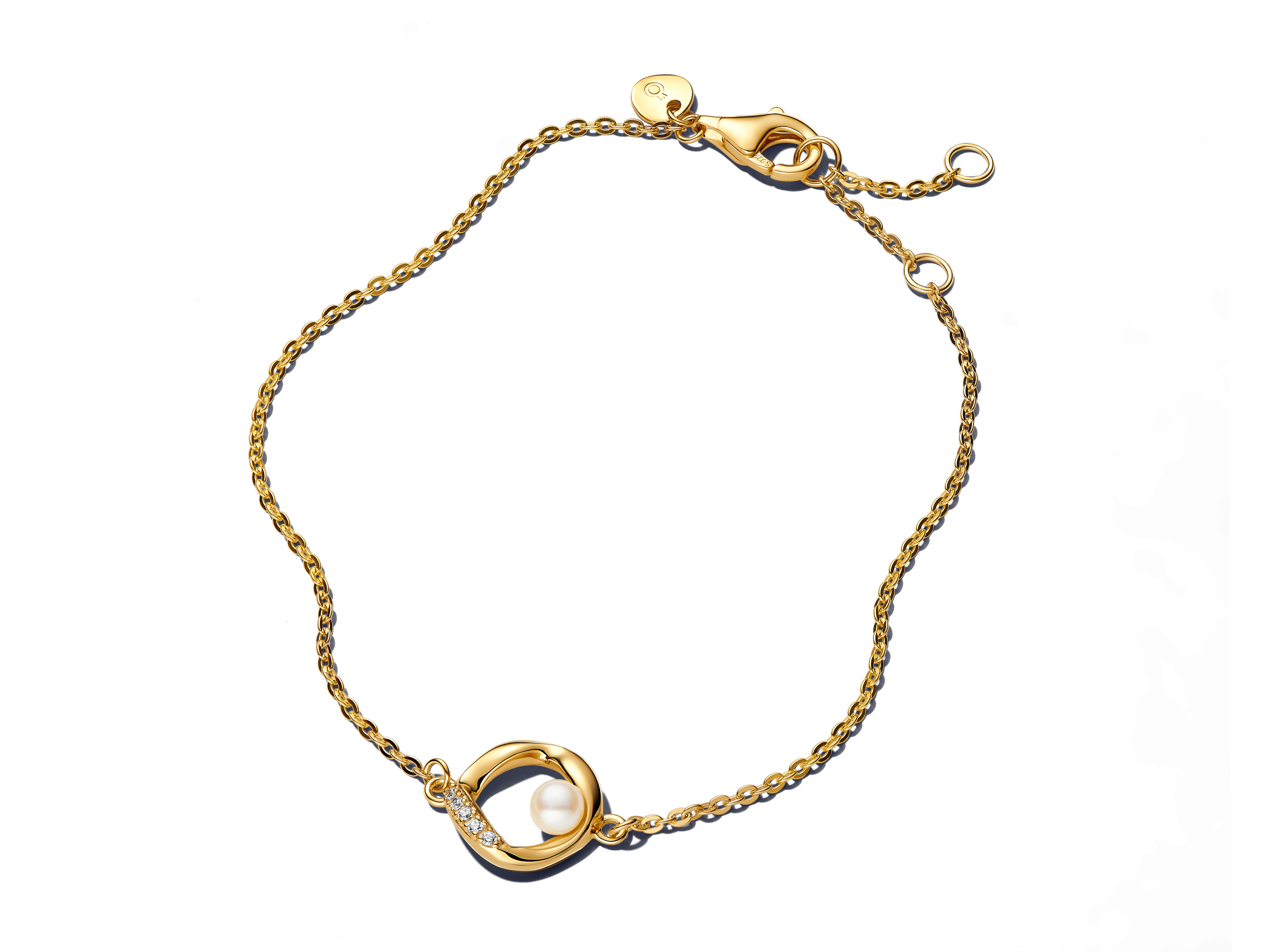 Ein zartes Armband in Gelbgold Vergoldung mit organisch geformtem Pavé-Kreis, verziert mit einer Zuchtperle und funkelnden Details, ideal für elegante Anlässe.