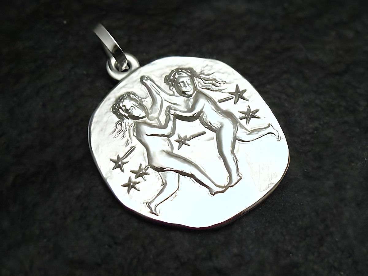 Zwillinge Sternzeichen Anhänger aus Sterling Silber mit einer Darstellung von zwei tanzenden Figuren und Sternen, hergestellt vom Juwelier Harnisch, ideal für astrologische Liebhaber.