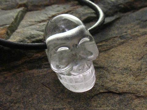 Totenkopf Anhänger aus Bergkristall mit einer 1 Meter langen Lederkette, elegant gestaltet von Juwelier Harnisch, als edles Schmuckstück mit Edelsteinen.