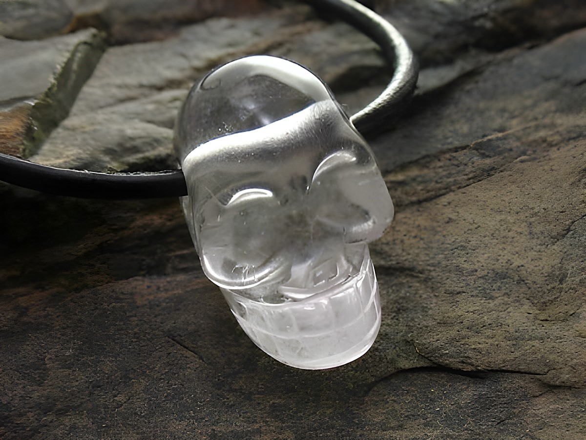 Totenkopf Anhänger aus Bergkristall mit einer 1 Meter langen Lederkette, elegant gestaltet von Juwelier Harnisch, als edles Schmuckstück mit Edelsteinen.