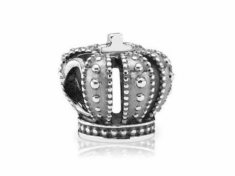 Silber charm in Form einer königlichen Krone, verziert mit kleinen Perlen und einem oberen Verzierungsdetail, hergestellt von Pandora, Modell PANDORA 790930.