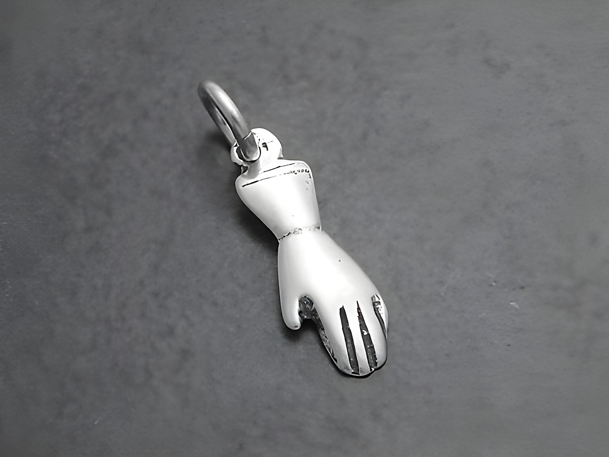 Reichenden Hand-Frieden-925 Sterling Silber Anhänger, handgefertigt von Juwelier Harnisch, symbolisiert Frieden und Harmonie in einem stilvollen Design.