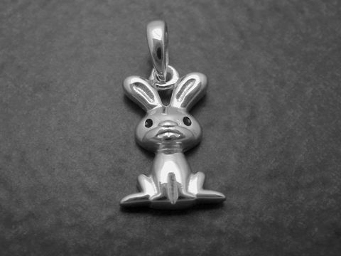 Silber Anhänger in Form eines Hases, lackiert in schwarz, Hersteller Juwelier Harnisch, geeignet für Tierliebhaber, dekorativ und niedlich.