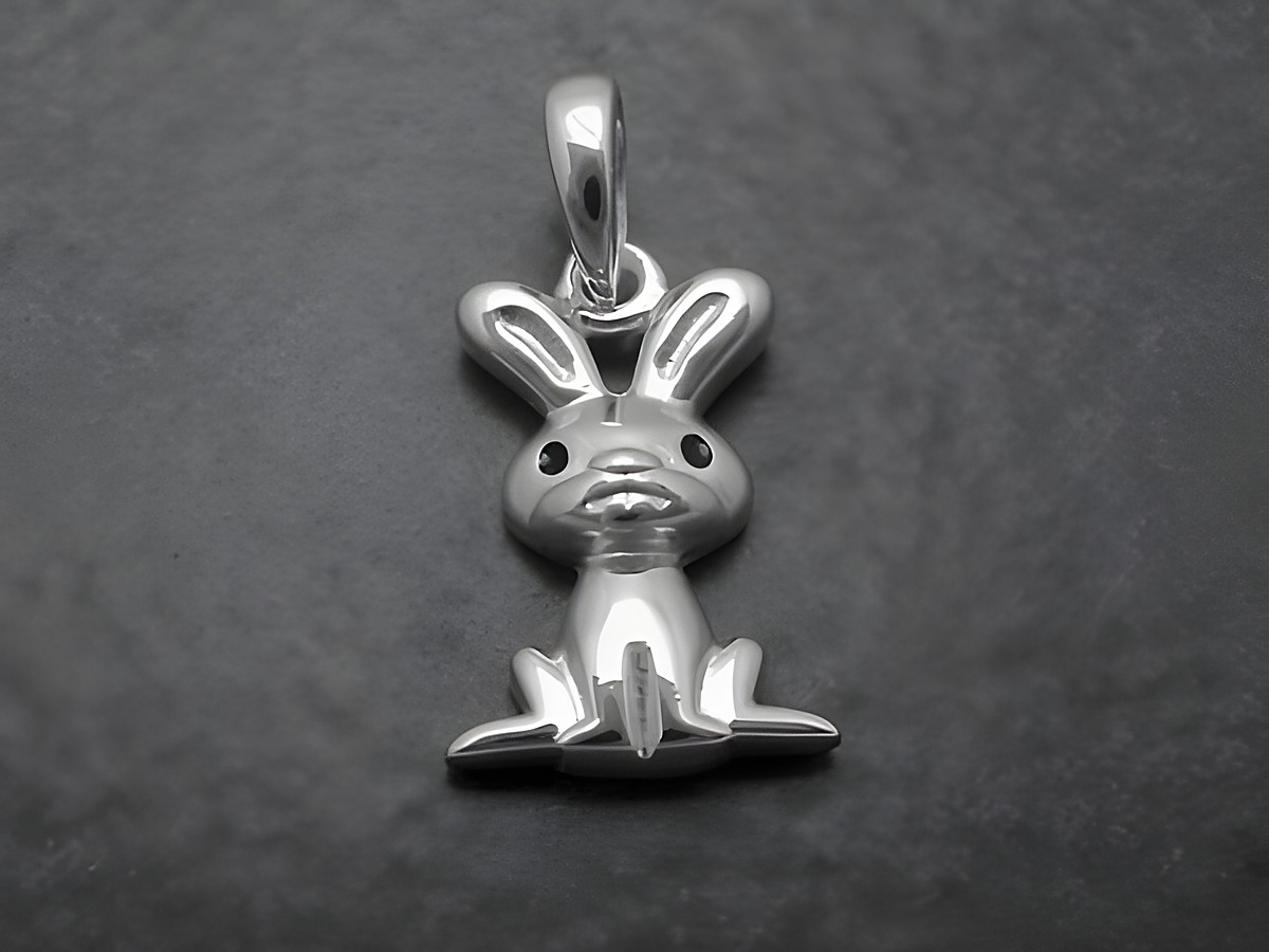 Silber Anhänger in Form eines Hases, lackiert in schwarz, Hersteller Juwelier Harnisch, geeignet für Tierliebhaber, dekorativ und niedlich.