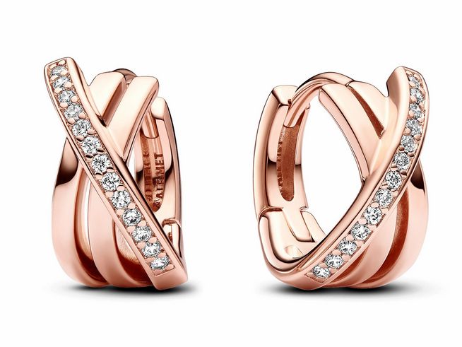 Überkreuzte Pavé Creolen aus roségoldvergoldetem Material mit klaren Zirkonia, elegant und modern, ideal für besondere Anlässe oder den Alltag. Hochwertige Verarbeitung von Pandora.