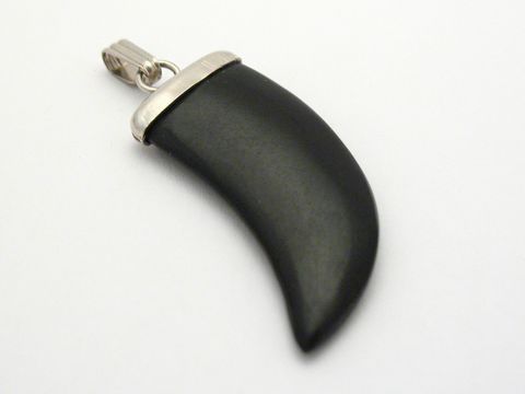 Zahn Fangzahn Onyx Anhänger silberfarben von Juwelier Harnisch, eleganter Anhänger mit glatter schwarzer Oberfläche und silbernem Rahmen, ideal als Schmuckstück mit Edelsteinen.