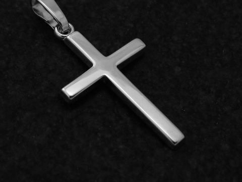 Schlichtes Goldkreuz aus Weißgold 375 in den Maßen 22x13x1,4mm, hergestellt von Juwelier Harnisch, glänzende Oberfläche, ideal als Schmuckstück oder Geschenk.