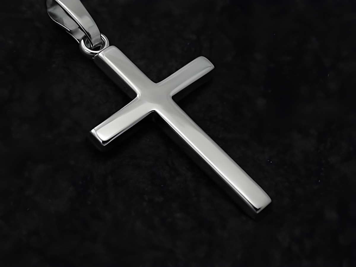 Schlichtes Goldkreuz aus Weißgold 375 in den Maßen 22x13x1,4mm, hergestellt von Juwelier Harnisch, glänzende Oberfläche, ideal als Schmuckstück oder Geschenk.
