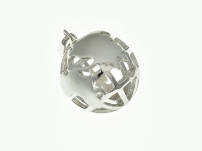 Globus Weltkugel Anhänger aus rhodiniertem Sterling Silber, filigranes Design mit Umrissen der Kontinente, gefertigt von Juwelier Harnisch, ideal für internationalen Schmuckliebhaber.