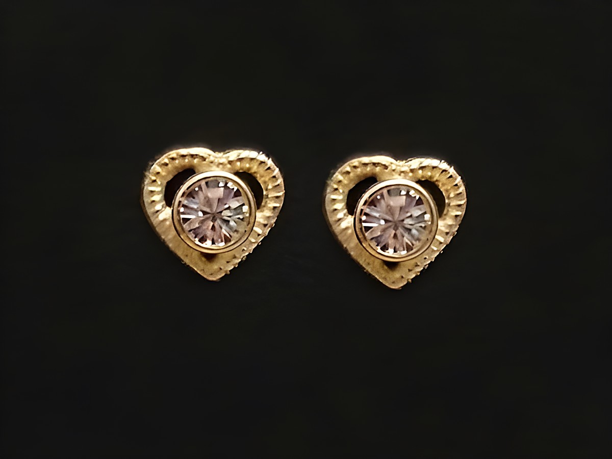 Kinderschmuck Gold Ohrringe in Herzform mit weißen Steinen, Hersteller Juwelier Harnisch, perfekt für kleine Mädchen. Elegantes und niedliches Design für jeden Anlass.