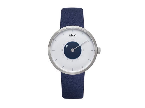 M&M Damenuhr M11950-923 aus der Vegan Line mit einem weißen Zifferblatt und einer blauen, filigranen Anzeige, umgeben von einem silbernen Gehäuse und einem blauen Stoffarmband.