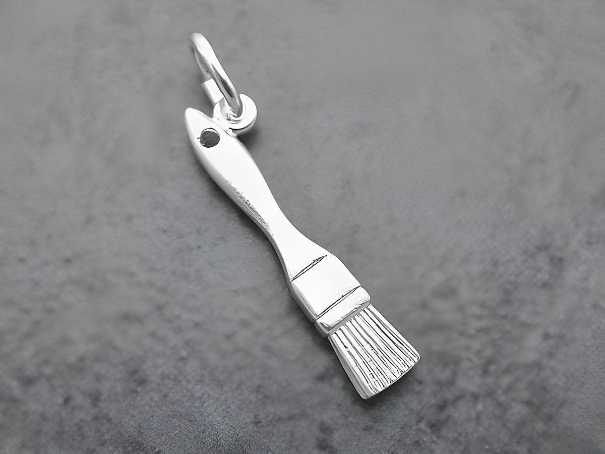 Pinsel Anhänger aus Sterling Silber vom Hersteller Juwelier Harnisch für kreative Berufe und Kunstliebhaber, detailreiche Ausarbeitung und ansprechendes Design.
