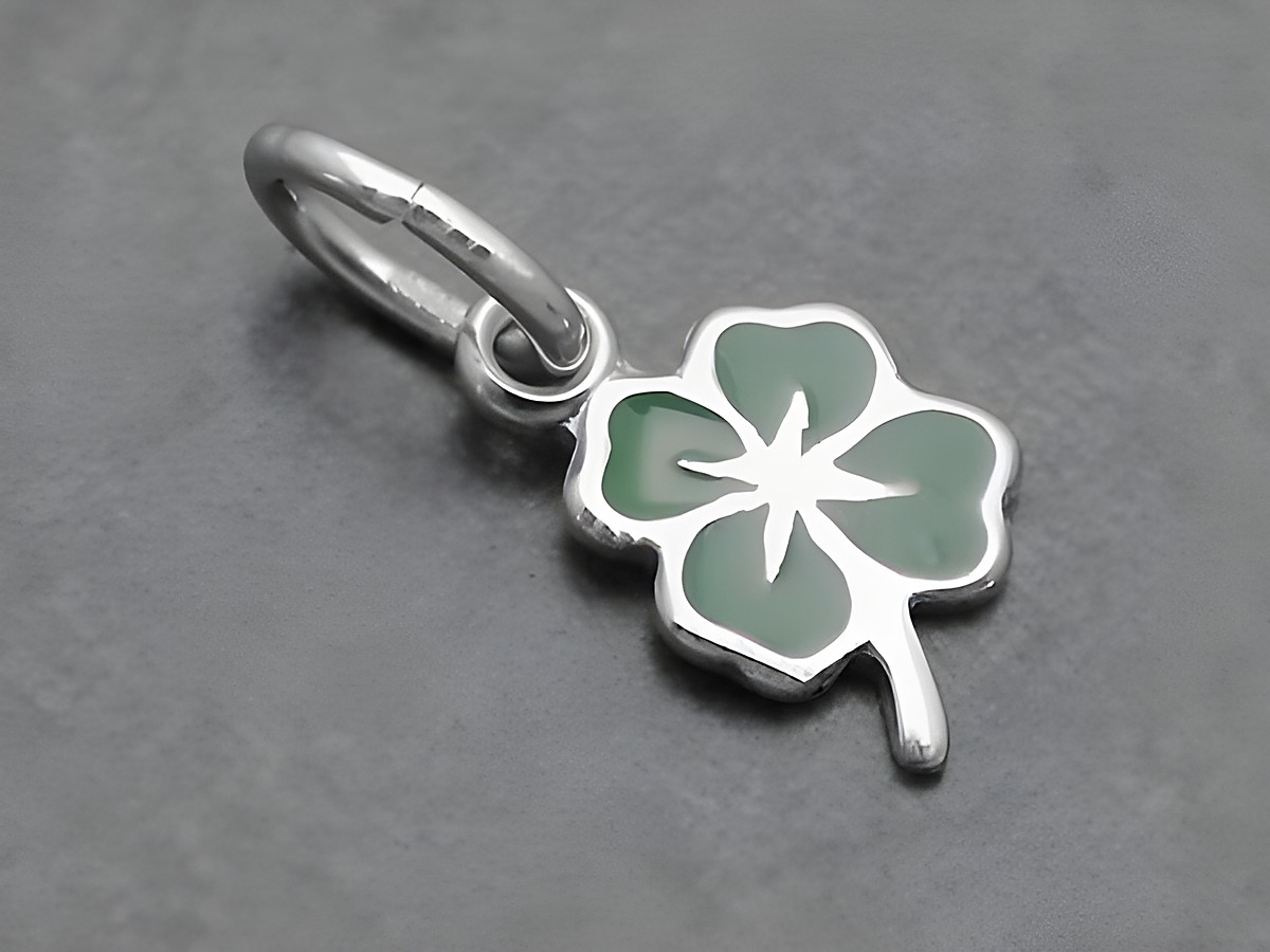 Anhänger in Form eines Kleeblatts aus rhodiniertem Sterling Silber mit grünem Lack, symbolisch als Glücksbringer, Hersteller Juwelier Harnisch.