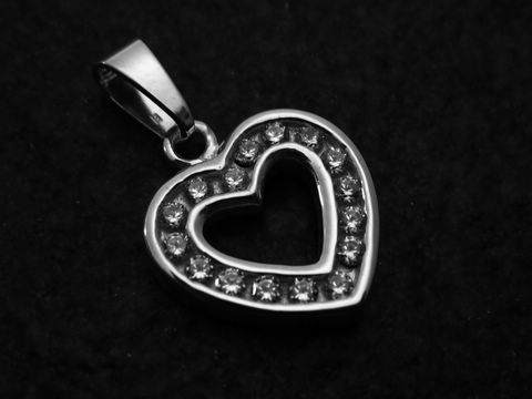 Herz Anhänger big love aus Sterling Silber mit Zirkonia, gefertigt von Juwelier Harnisch, im eleganten Design mit funkelnden Steinen auf schwarzem Hintergrund.
