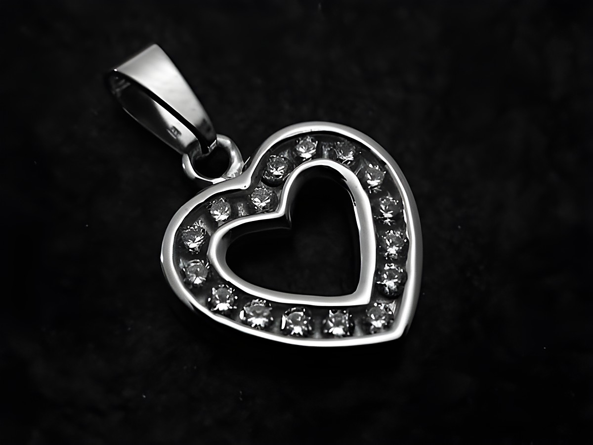 Herz Anhänger big love aus Sterling Silber mit Zirkonia, gefertigt von Juwelier Harnisch, im eleganten Design mit funkelnden Steinen auf schwarzem Hintergrund.