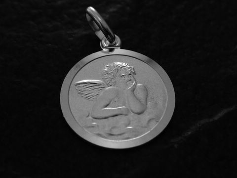 Sterling Silber Anhänger Schutzengel von Juwelier Harnisch, zeigt einen nachdenklichen Engel mit Flügeln auf einem runden Medaillon, elegant und zeitlos.