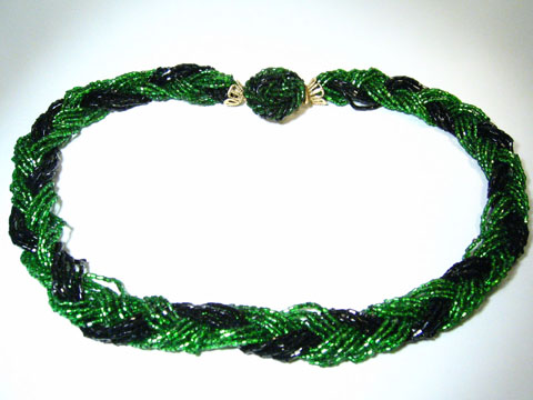 Geflochtene Kette aus kleinen Perlen in Grün und Schwarz, hergestellt von Juwelier Harnisch, elegante Perlenkette, ideal für besondere Anlässe oder alltäglichen Schmuck.
