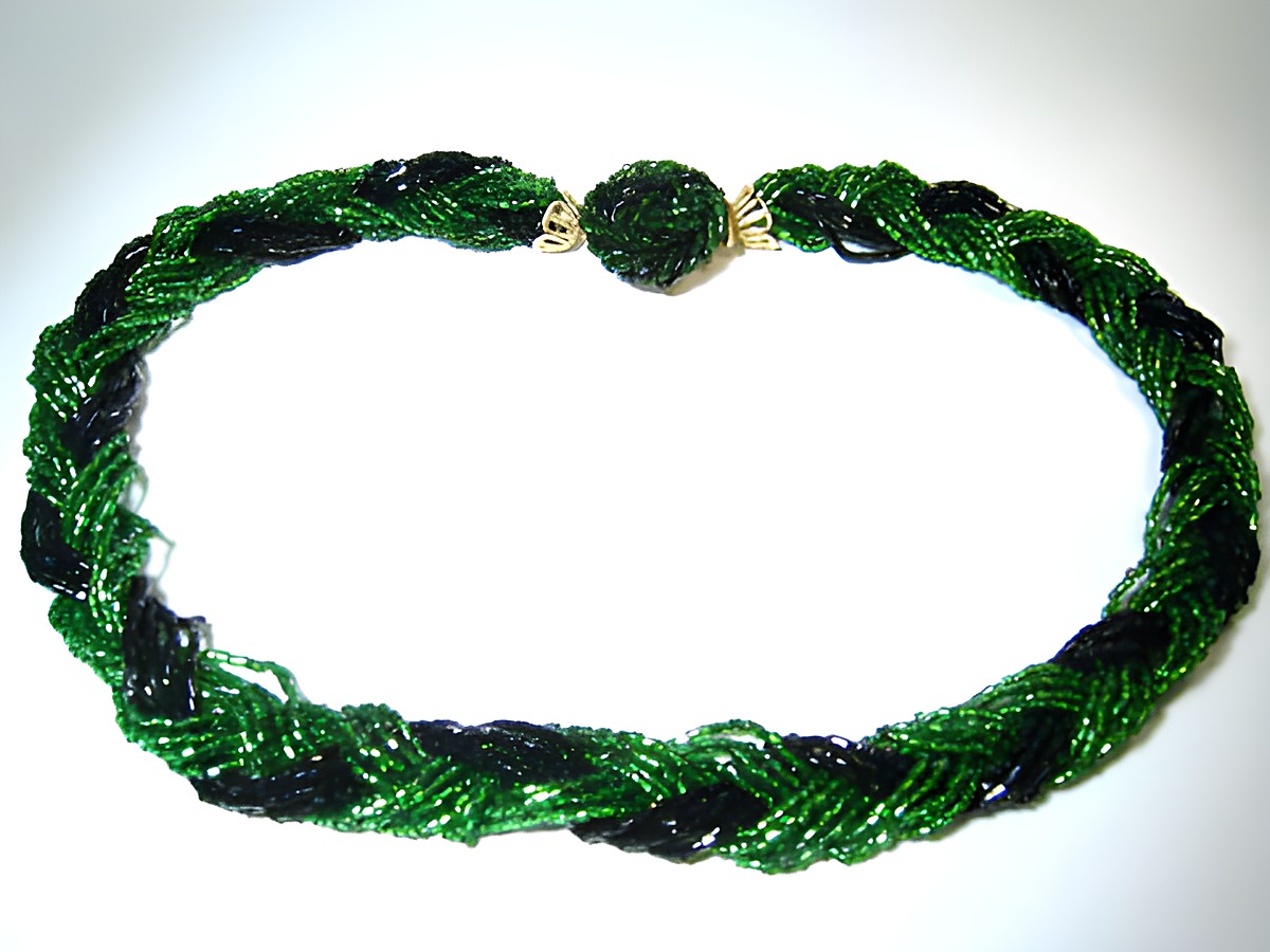 Geflochtene Kette aus kleinen Perlen in Grün und Schwarz, hergestellt von Juwelier Harnisch, elegante Perlenkette, ideal für besondere Anlässe oder alltäglichen Schmuck.