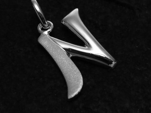 Buchstabenanhänger N aus teilmattiertem Sterling Silber, elegant gestaltet mit glänzenden und matten Oberflächen, perfekt als Schmuckstück oder Geschenkidee. Hersteller Juwelier Harnisch.