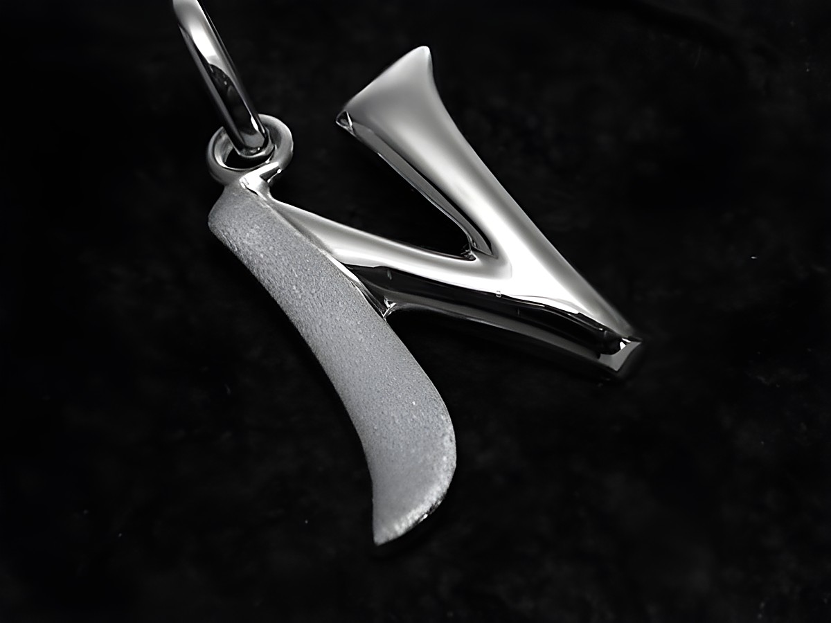 Buchstabenanhänger N aus teilmattiertem Sterling Silber, elegant gestaltet mit glänzenden und matten Oberflächen, perfekt als Schmuckstück oder Geschenkidee. Hersteller Juwelier Harnisch.