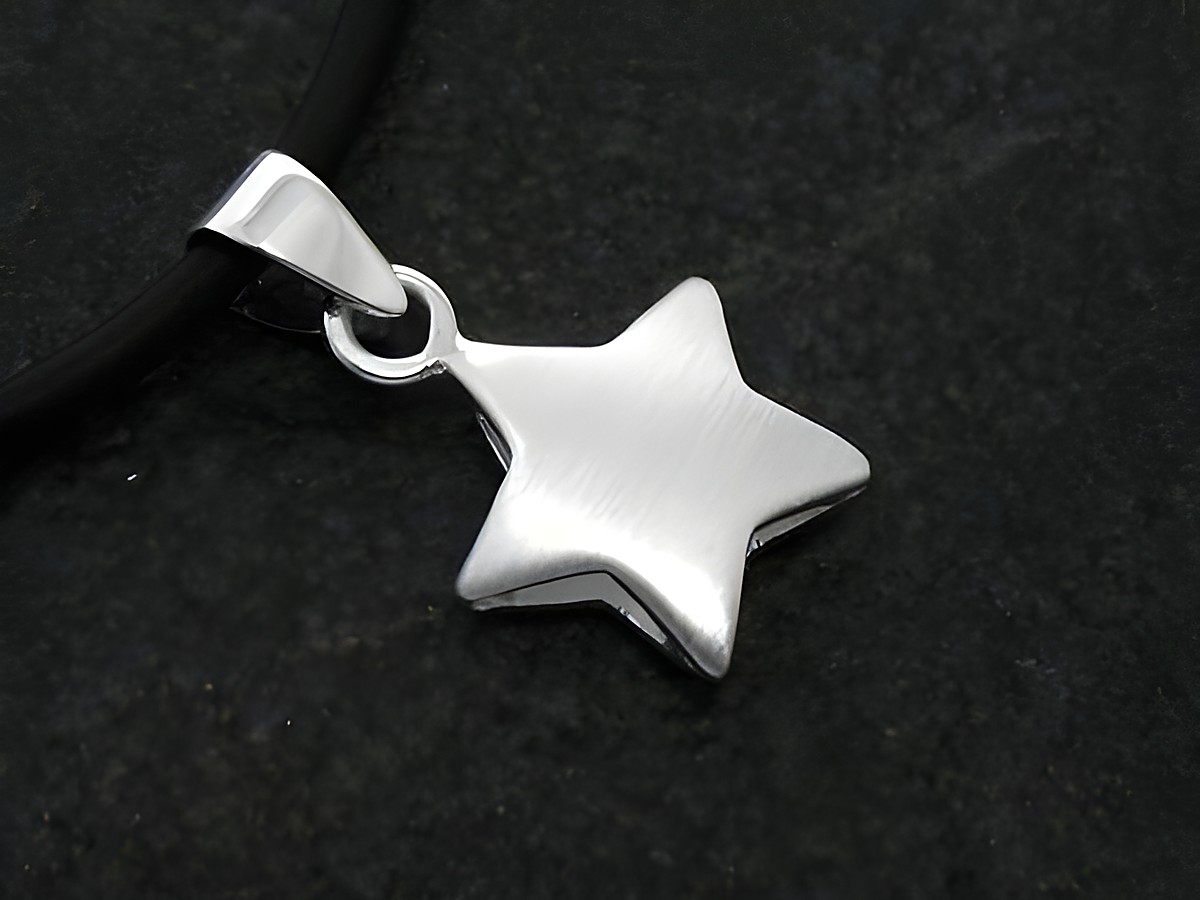Sternanhänger aus Sterling Silber vollplastisch und mattiert, Hersteller Juwelier Harnisch, inspiriert von Sonne, Mond und Sternen. Ideal für stilvolle Akzente.