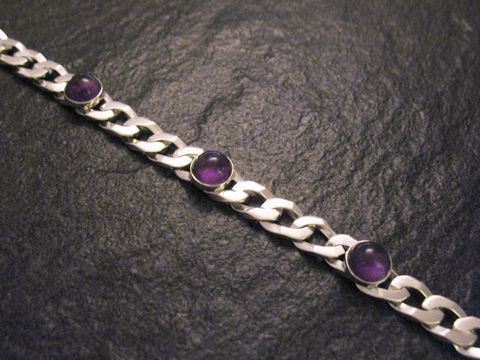 Silber Armband mit vier Amethyst Cabochons von 10 mm, Länge 20 cm, Einzelstück, Hersteller Juwelier Harnisch, elegant und modern gestaltet.