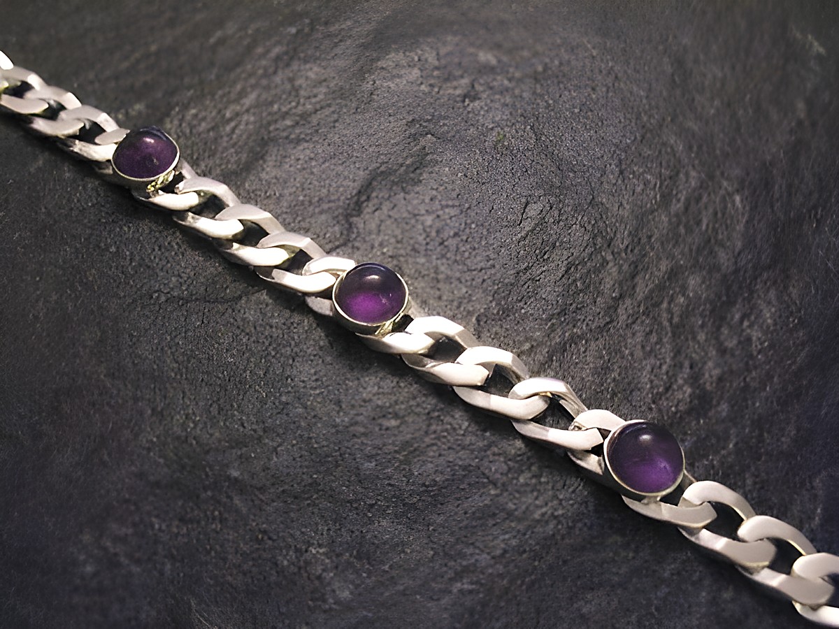 Silber Armband mit vier Amethyst Cabochons von 10 mm, Länge 20 cm, Einzelstück, Hersteller Juwelier Harnisch, elegant und modern gestaltet.