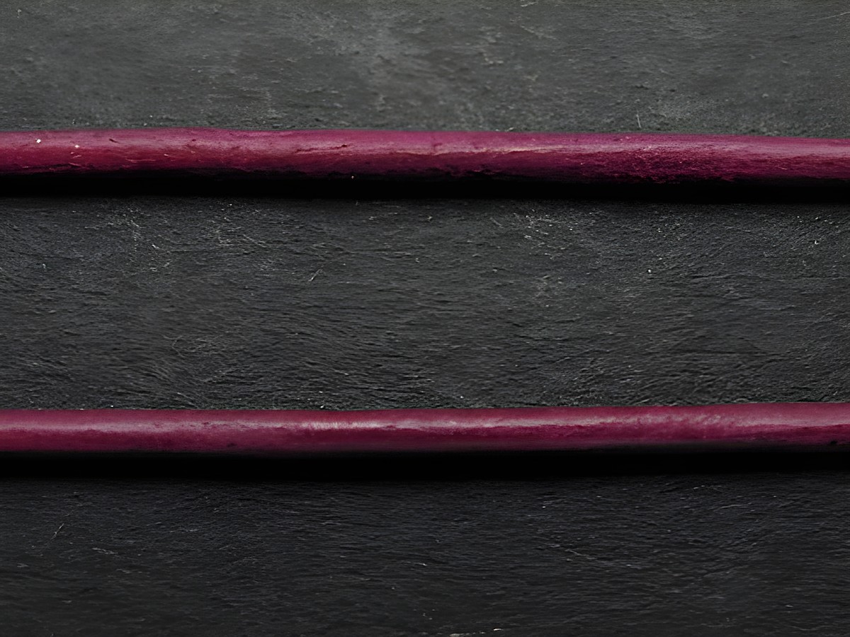 Ziegenlederkette in fuchsia, ca. 100 cm lang und 1,2 mm dick, Hersteller Juwelier Harnisch, hochwertiges Lederband für Schmuckdesign.