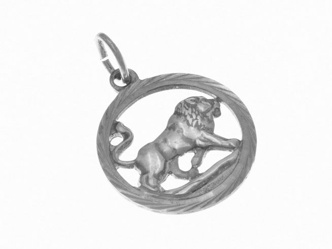 Silberner Anhänger mit dem symbolischen Tierkreiszeichen Löwe, geschwärzt, poliert und diamantiert, gefertigt von Juwelier Harnisch, löwenförmiges Design in runder Form.