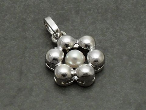 Silber Anhänger mit echter Zuchtperle im Blumen Design, gefertigt vom Juwelier Harnisch, dekorativ und elegant, ideal als Schmuckstück für besondere Anlässe.