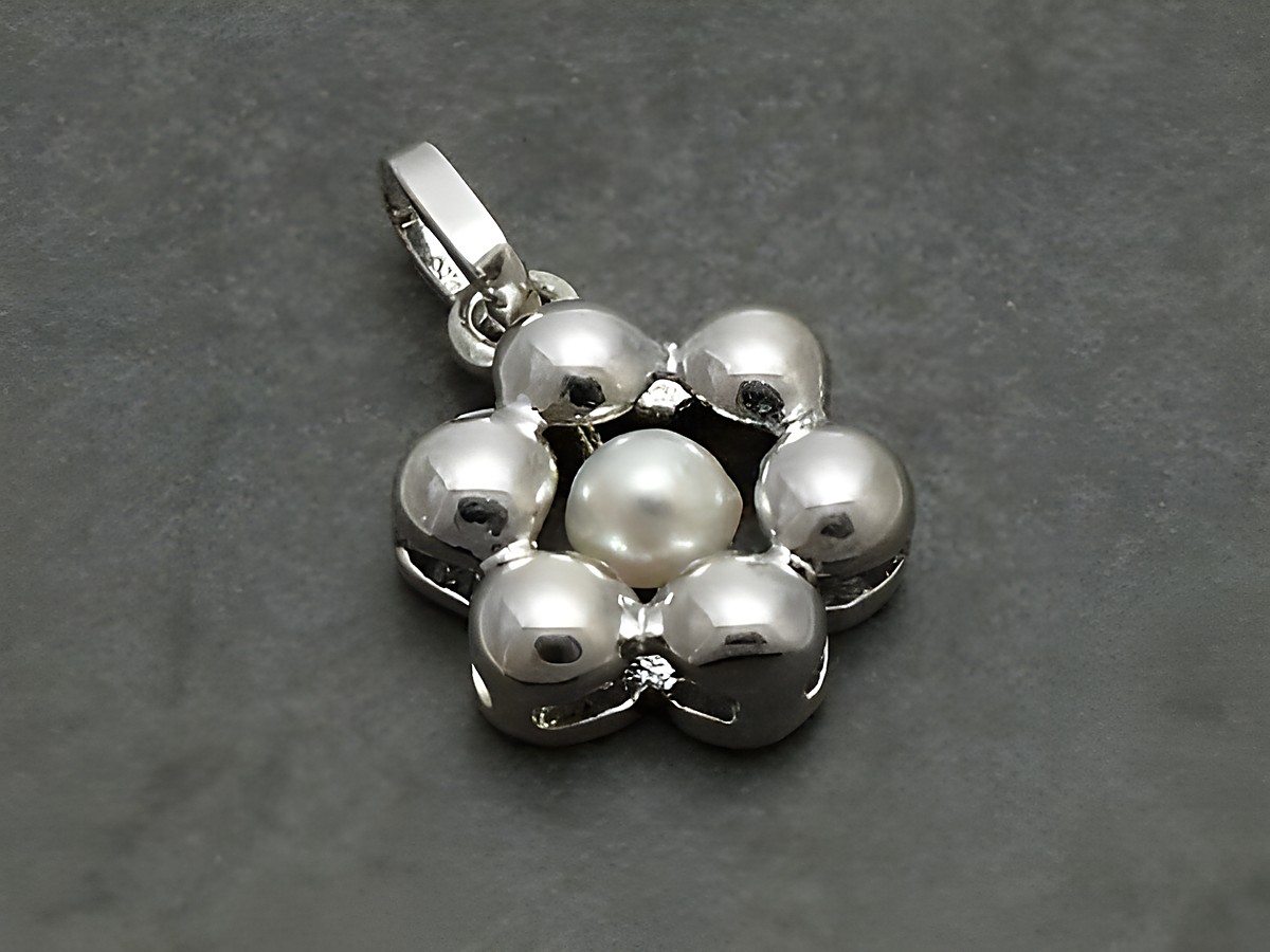Silber Anhänger mit echter Zuchtperle im Blumen Design, gefertigt vom Juwelier Harnisch, dekorativ und elegant, ideal als Schmuckstück für besondere Anlässe.
