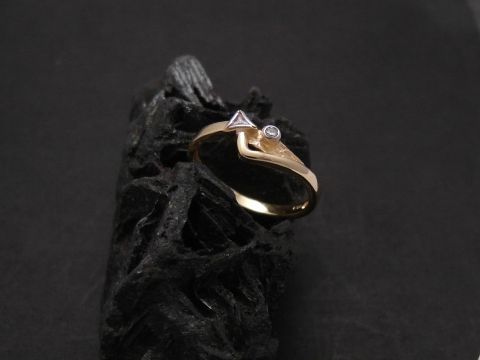 Gold Ring kunstvoll Gold 333 Zirkonia Gr. 55,5 Hersteller Juwelier Harnisch bis Gr. 56/18. Der Ring zeigt eine elegante Form mit funkelnden Zirkoniasteinen.